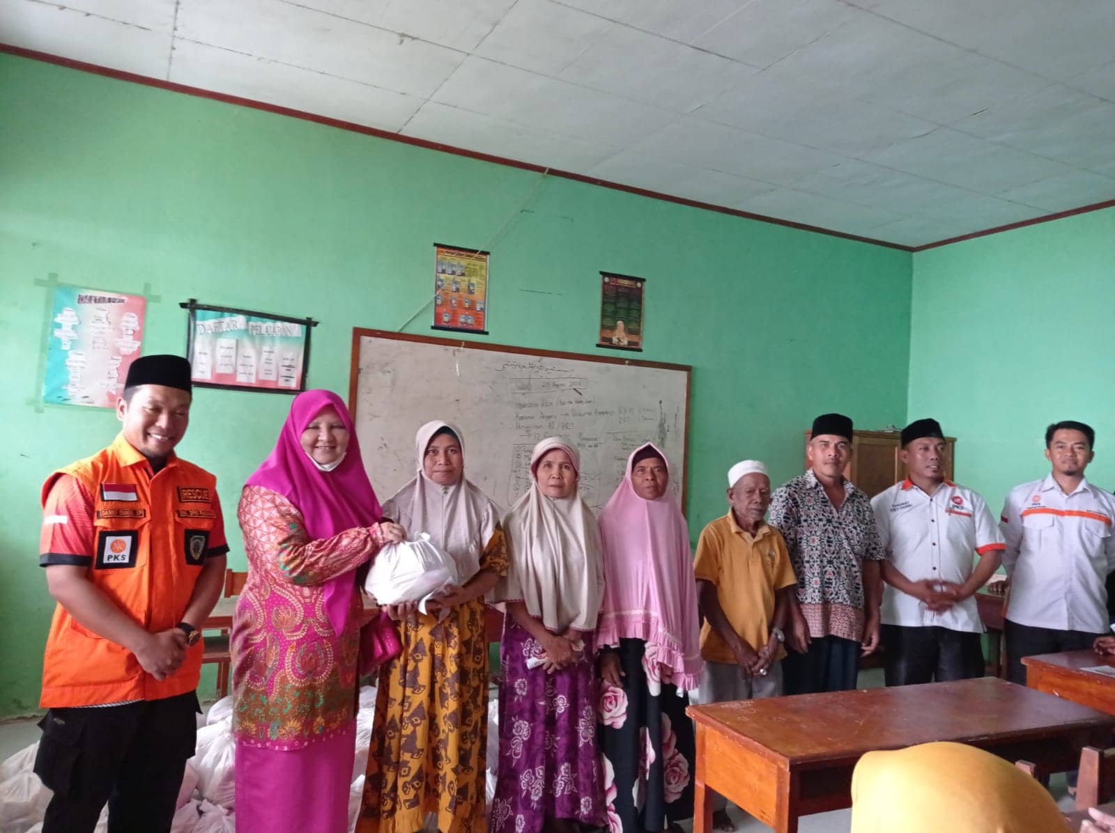 Pemberian paket sembako untuk masyarakat dan tikar di nagari mapun kec. Lubuk sikaping pasaman