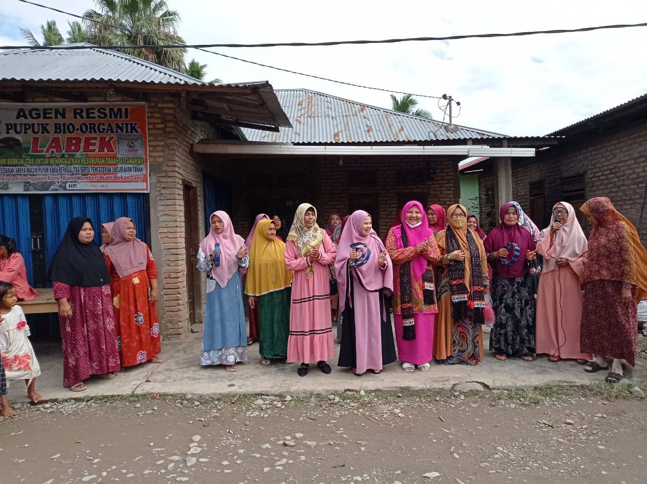 Silaturahmi dg orang tua siswa penerima beasiswa PIP tingkat SMP dan kelompok perikanan di jorong sungai manis nagari tarung² Kec. Rao Pasaman