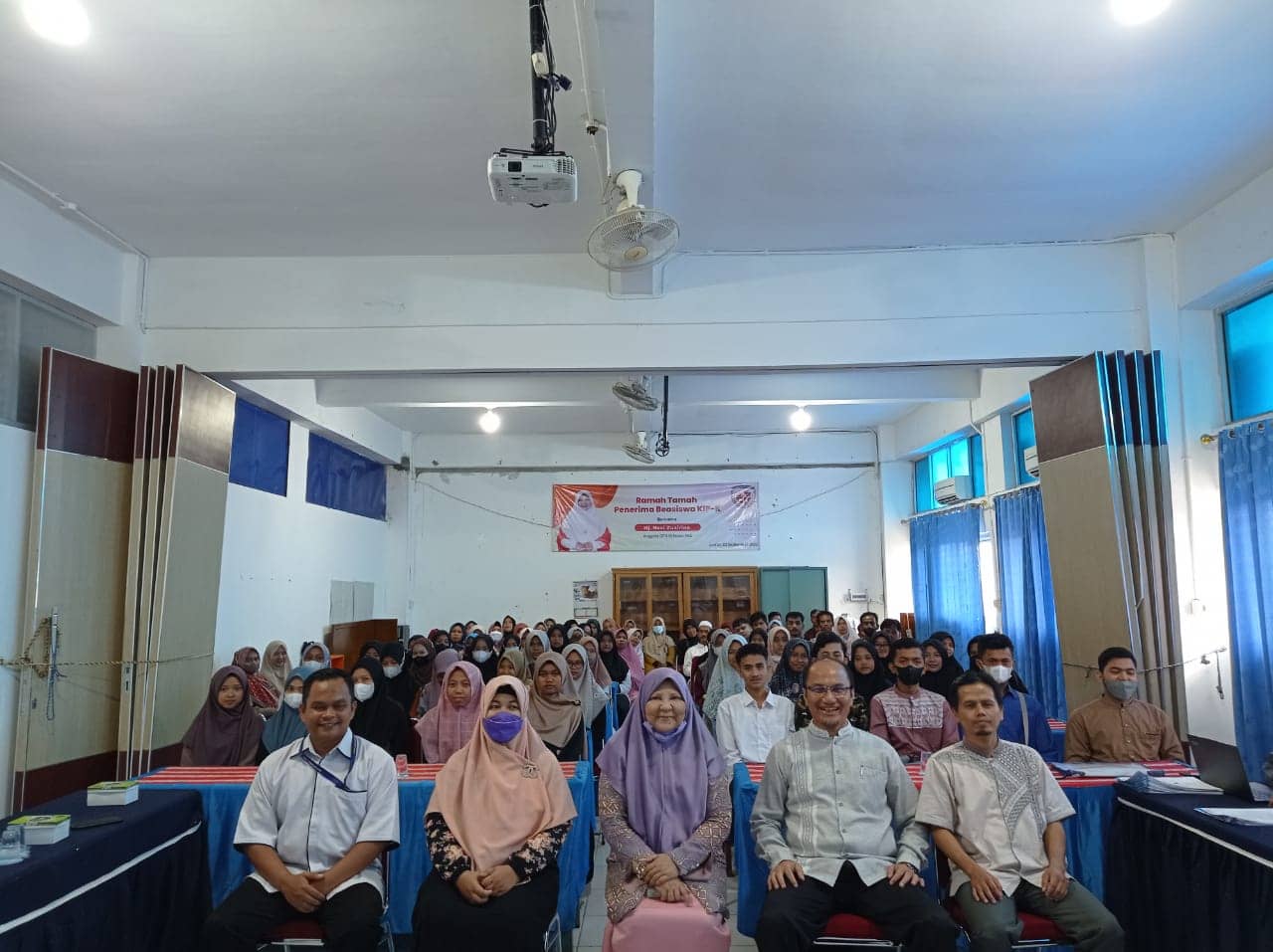 Peduli Peningkatan Pendidikan di Sumbar, Nevi Zuairina Perjuangkan Beasiswa untuk Mahasiswa