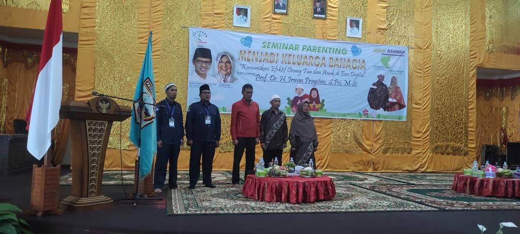Hadir Seminar Parenting, Nevi Zuairina Ingatkan Dampak Negatif Akibat Pemakaian Gadget Yang Berlebihan