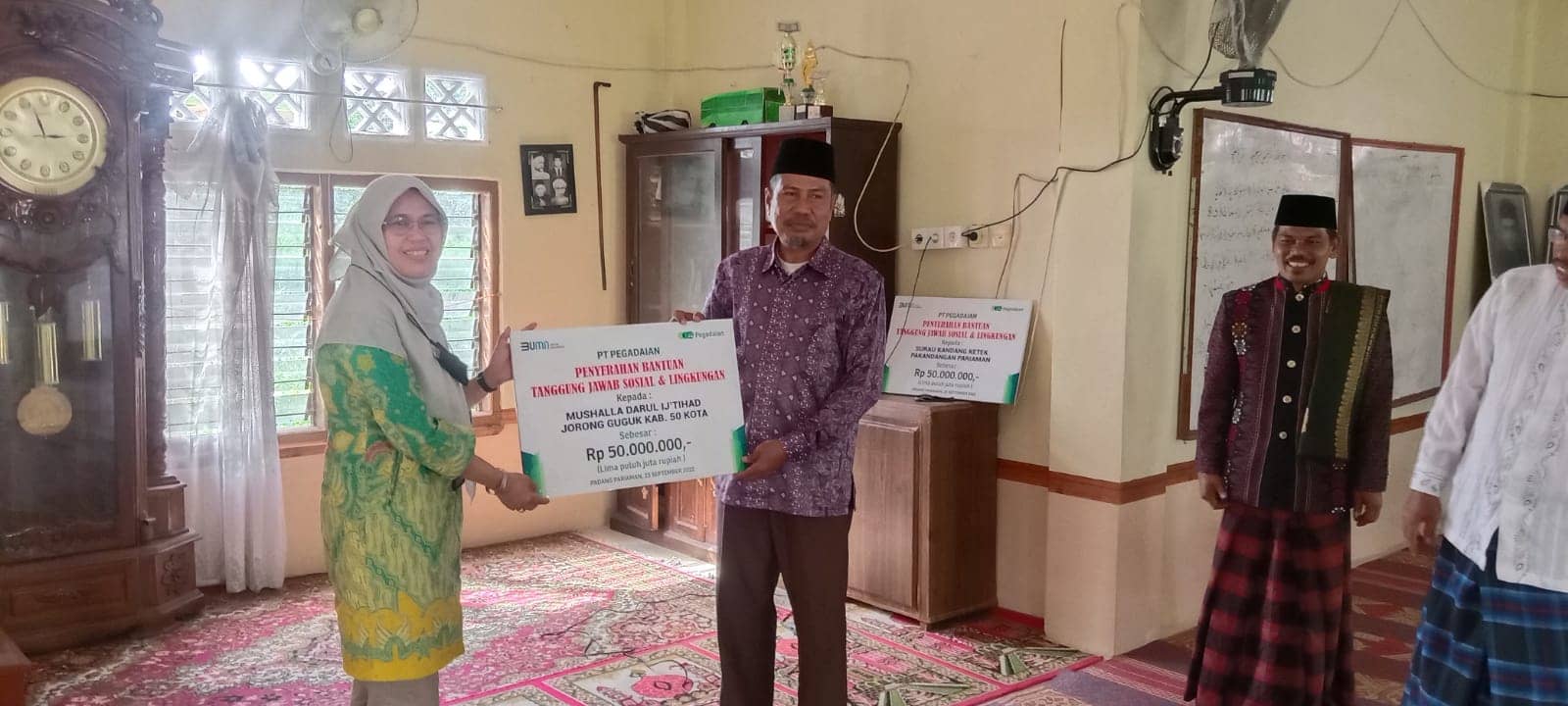Nevi Zuairina Salurkan TJSL dari Bank Mandiri dan Pegadaian