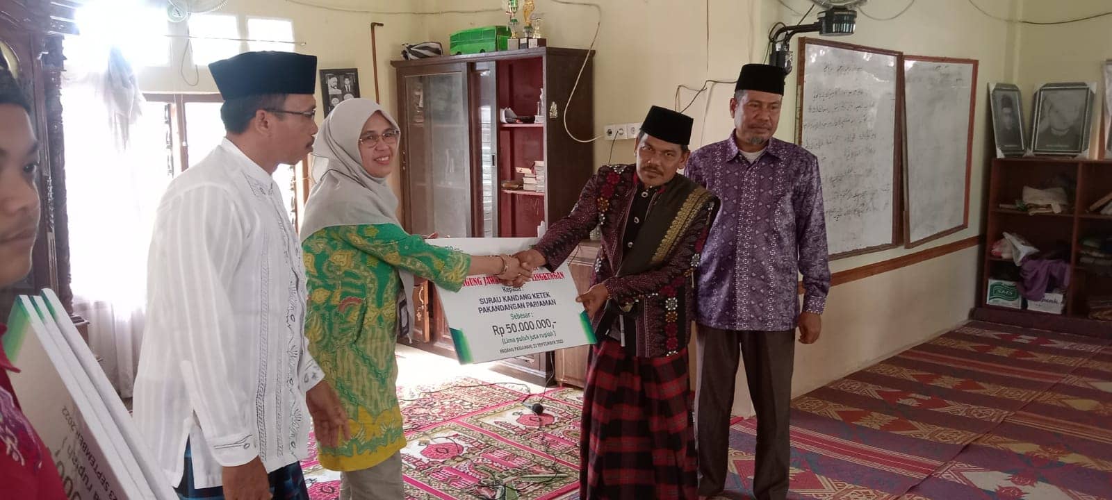 Nevi Zuairina Salurkan TJSL dari Bank Mandiri dan Pegadaian