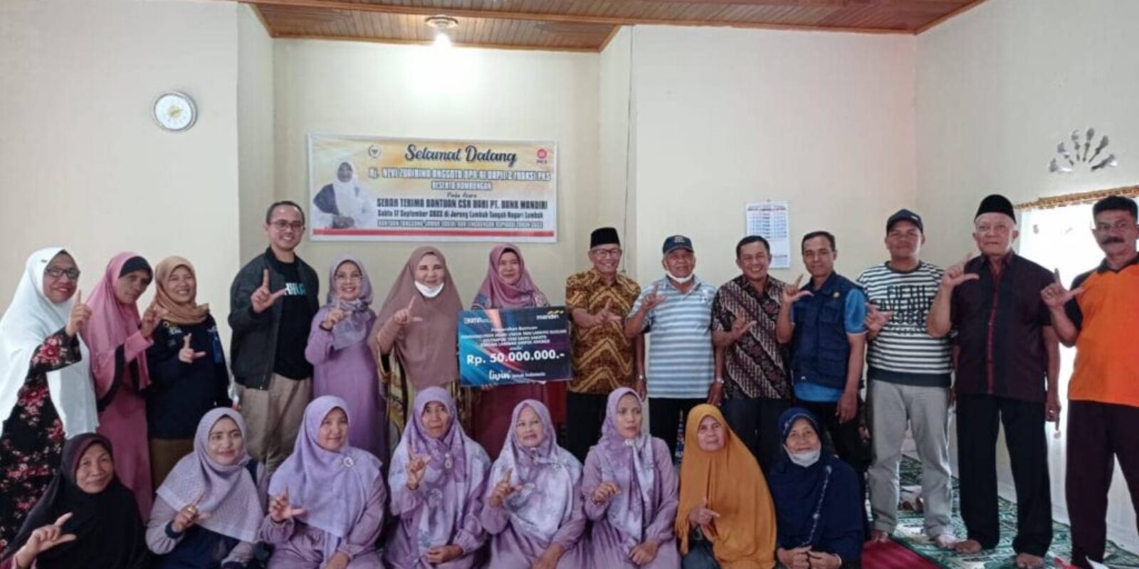 Nevi Zuairina Salurkan TJSL dari Bank Mandiri dan Pegadaian