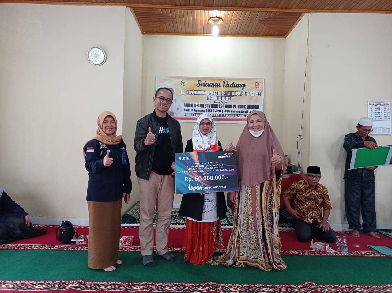 Nevi Zuairina Salurkan TJSL dari Bank Mandiri dan Pegadaian