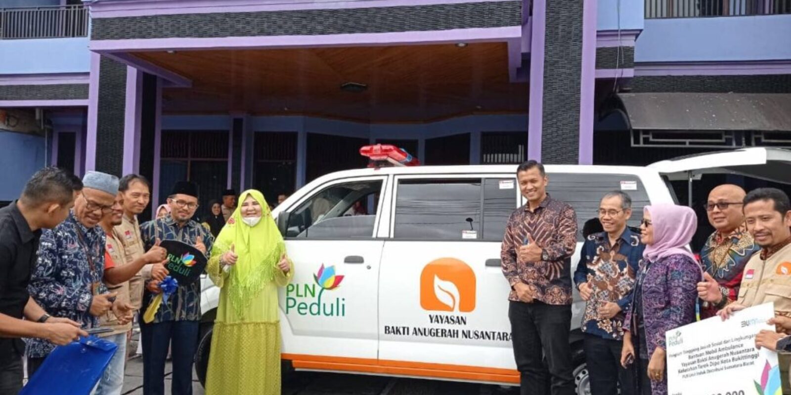 Anggota DPR RI Hj Nevi Zuairina, Lagi-Lagi Serahkan Bantuan Ambulance Gratis