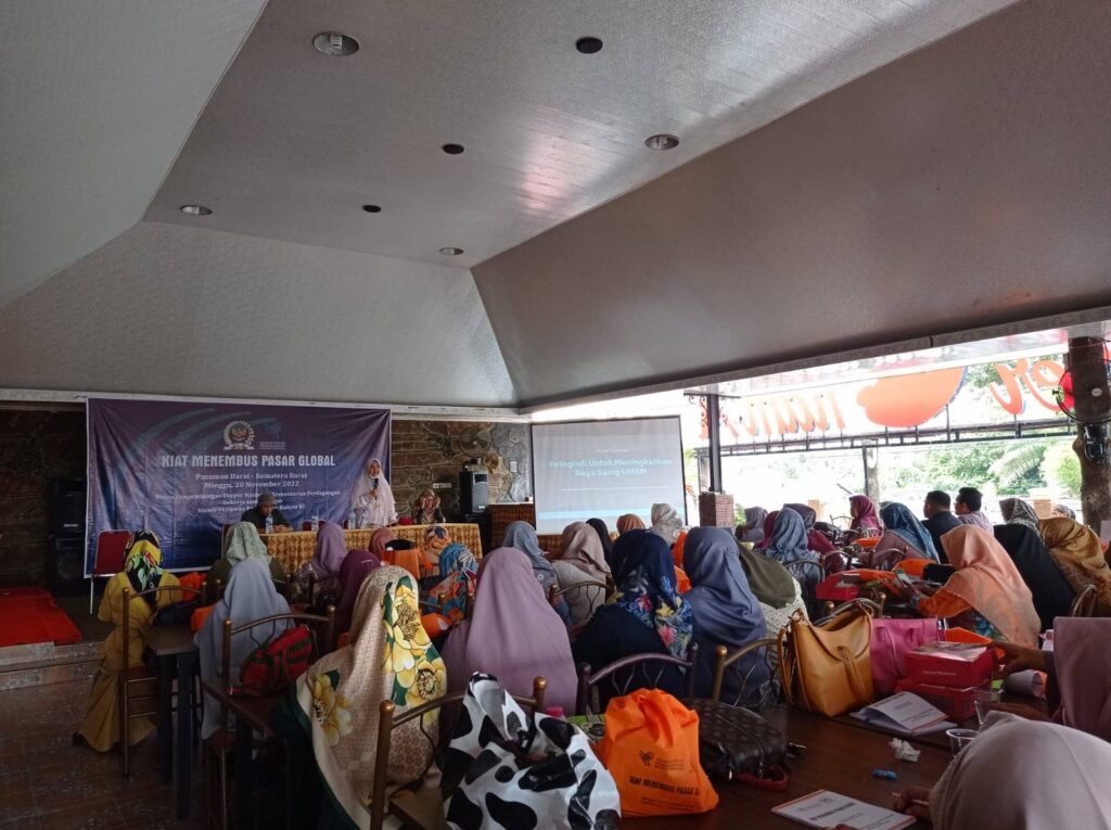 Hj. Nevi Zuairina Beri Fasilitas Pelatihan dan Bantuan Foto Produk bagi 100 UMKM Pasbar