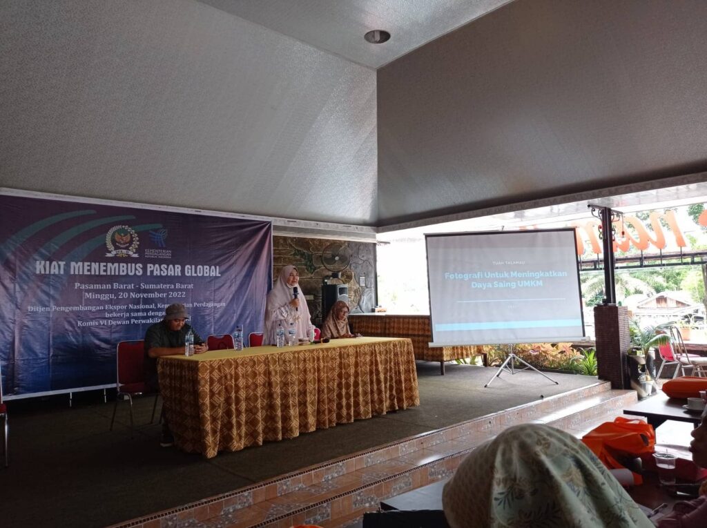 Hj. Nevi Zuairina Beri Fasilitas Pelatihan dan Bantuan Foto Produk bagi 100 UMKM Pasbar