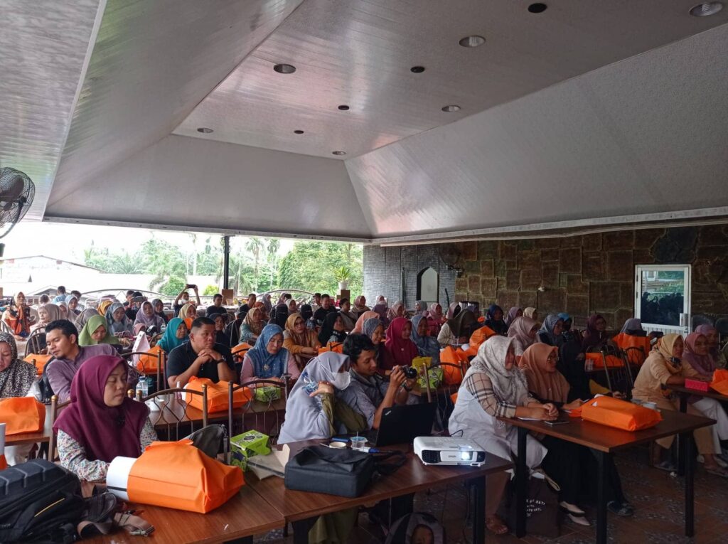 Hj. Nevi Zuairina Beri Fasilitas Pelatihan dan Bantuan Foto Produk bagi 100 UMKM Pasbar