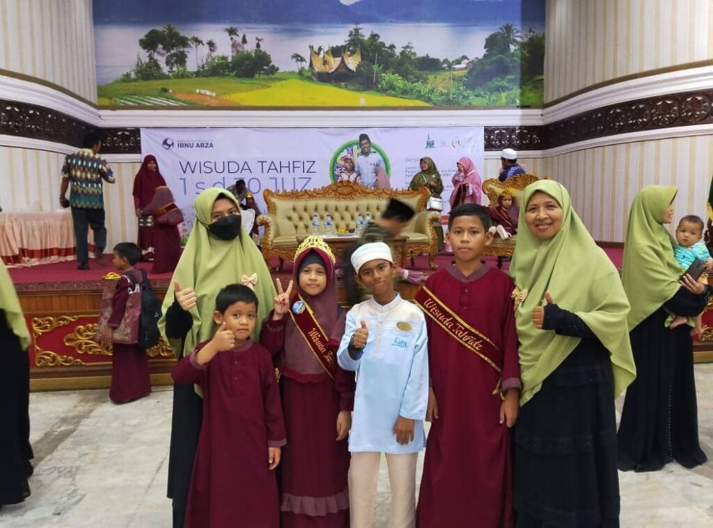 Ketua PW ALPPIN Sumatera Barat, Hj. Nevi Zuairina Sampaikan Kebanggaan dan Dukungan Pada Wisuda Tahfidz Balita Binaan ALPPIN