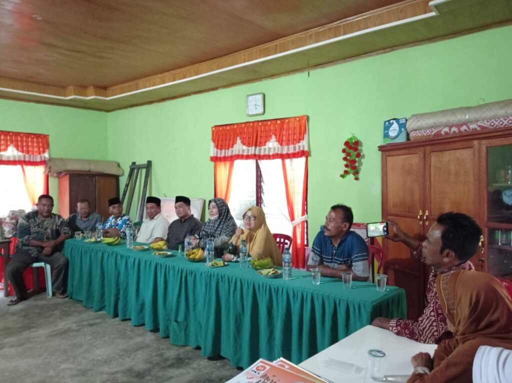Di Penghujung Tahun 2022, Hj. Nevi Zuairina Bagikan Paket Sembako Untuk Masyarakat yang Membutuhkan
