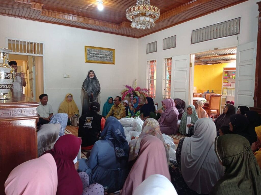 Di Penghujung Tahun 2022, Hj. Nevi Zuairina Bagikan Paket Sembako Untuk Masyarakat yang Membutuhkan