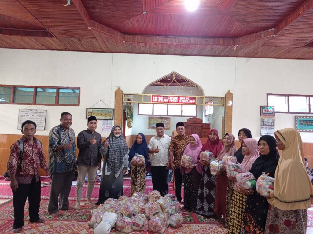 Di Penghujung Tahun 2022, Hj. Nevi Zuairina Bagikan Paket Sembako Untuk Masyarakat yang Membutuhkan