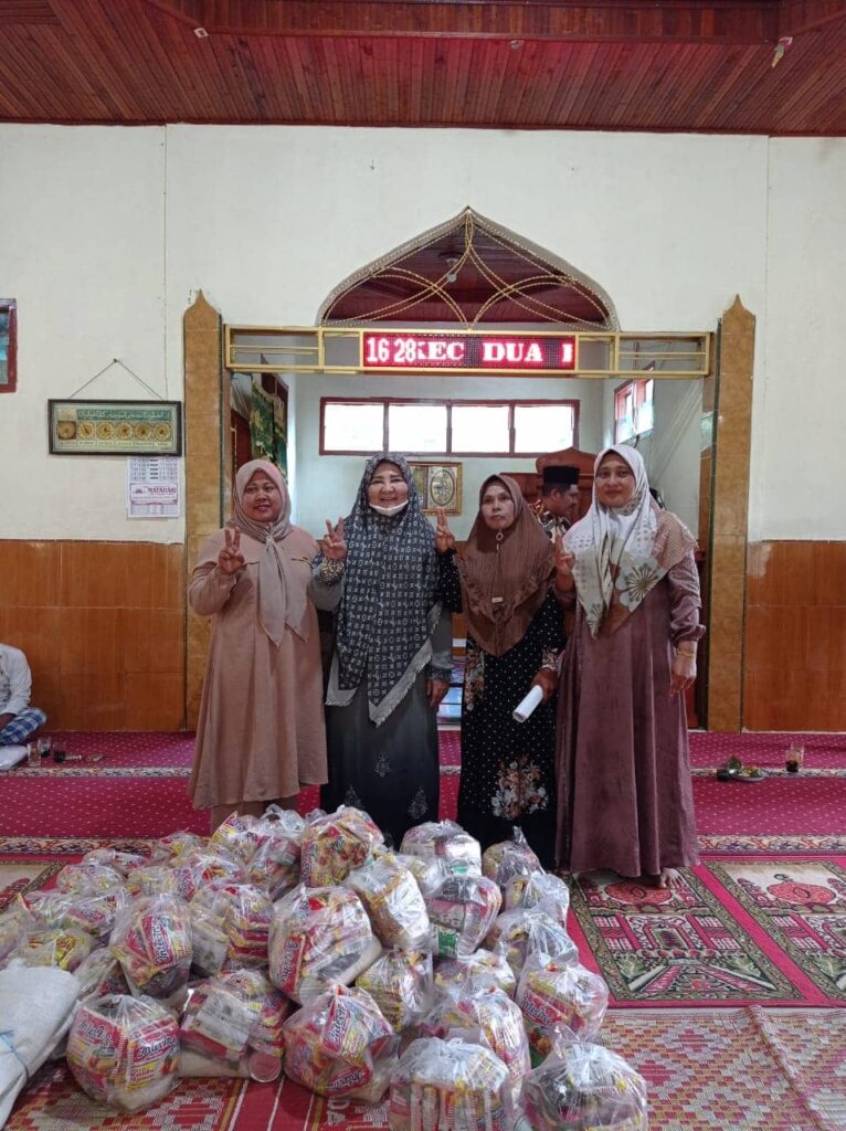 Di Penghujung Tahun 2022, Hj. Nevi Zuairina Bagikan Paket Sembako Untuk Masyarakat yang Membutuhkan