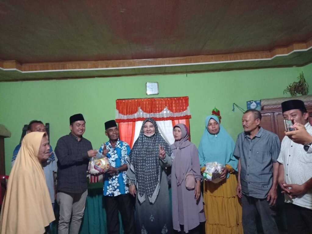 Di Penghujung Tahun 2022, Hj. Nevi Zuairina Bagikan Paket Sembako Untuk Masyarakat yang Membutuhkan