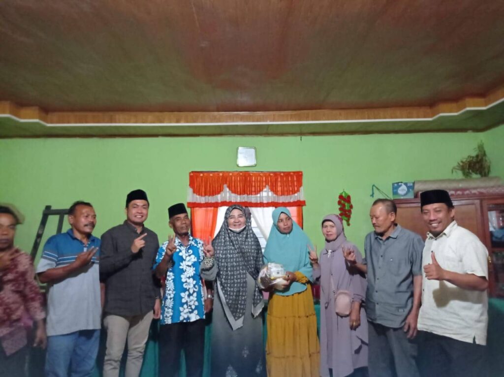 Di Penghujung Tahun 2022, Hj. Nevi Zuairina Bagikan Paket Sembako Untuk Masyarakat yang Membutuhkan