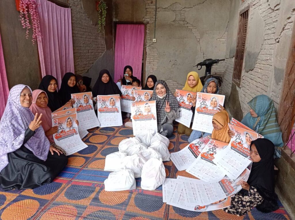Di Penghujung Tahun 2022, Hj. Nevi Zuairina Bagikan Paket Sembako Untuk Masyarakat yang Membutuhkan