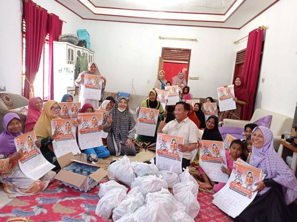 Di Penghujung Tahun 2022, Hj. Nevi Zuairina Bagikan Paket Sembako Untuk Masyarakat yang Membutuhkan