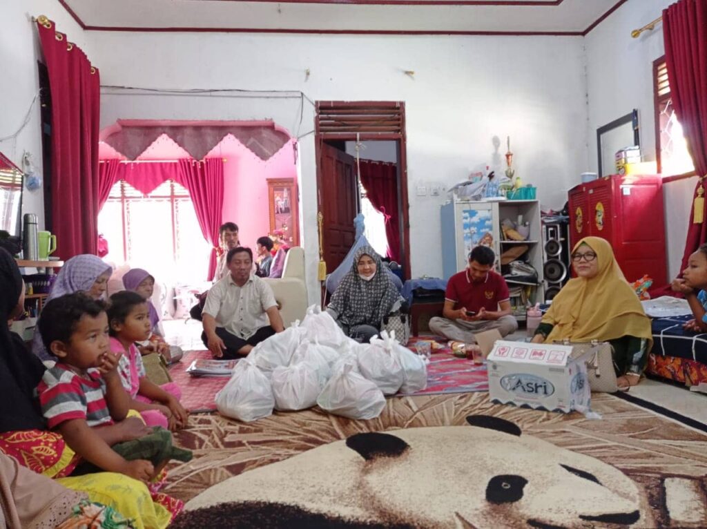 Di Penghujung Tahun 2022, Hj. Nevi Zuairina Bagikan Paket Sembako Untuk Masyarakat yang Membutuhkan