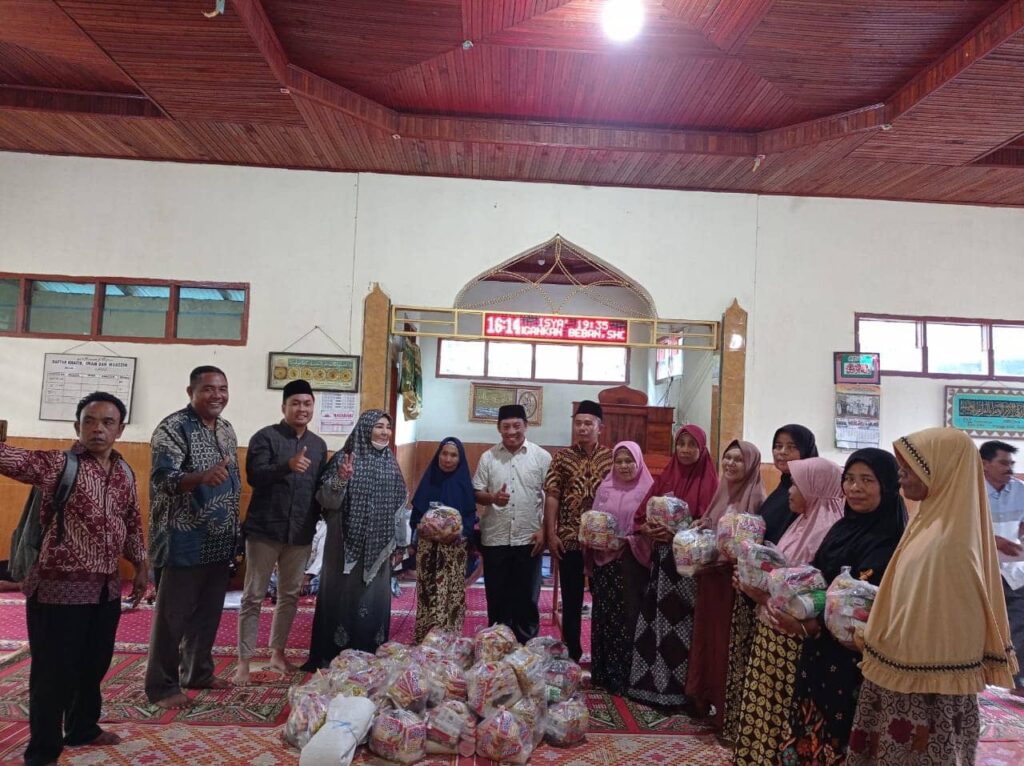 Di Penghujung Tahun 2022, Hj. Nevi Zuairina Bagikan Paket Sembako Untuk Masyarakat yang Membutuhkan