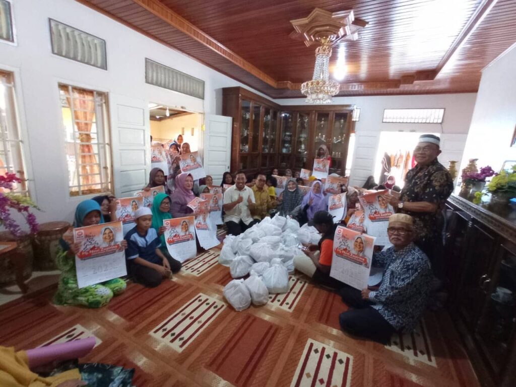 Di Penghujung Tahun 2022, Hj. Nevi Zuairina Bagikan Paket Sembako Untuk Masyarakat yang Membutuhkan