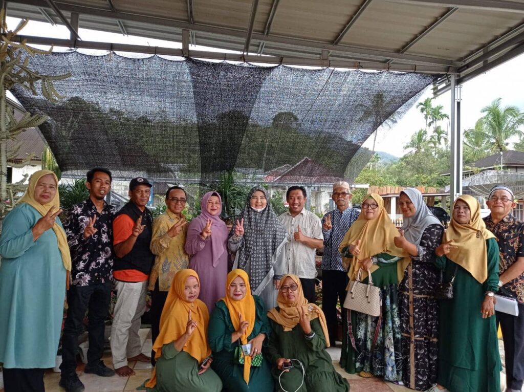 Di Penghujung Tahun 2022, Hj. Nevi Zuairina Bagikan Paket Sembako Untuk Masyarakat yang Membutuhkan