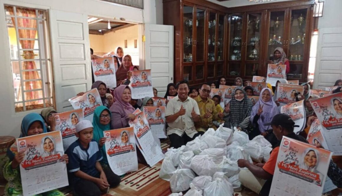 Di Penghujung Tahun 2022, Hj. Nevi Zuairina Bagikan Paket Sembako Untuk Masyarakat yang Membutuhkan