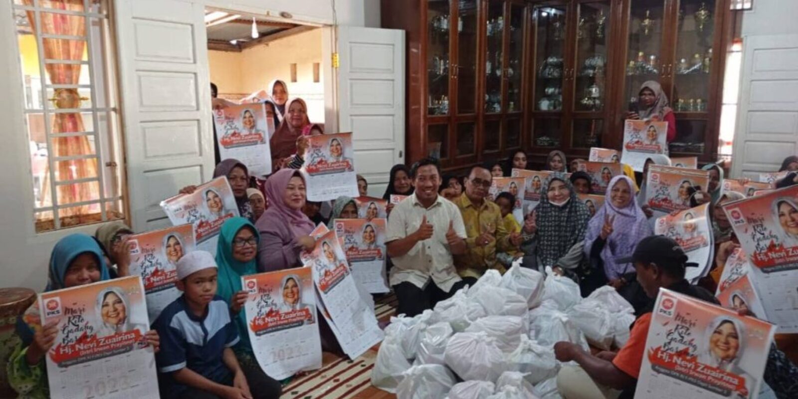 Di Penghujung Tahun 2022, Hj. Nevi Zuairina Bagikan Paket Sembako Untuk Masyarakat yang Membutuhkan