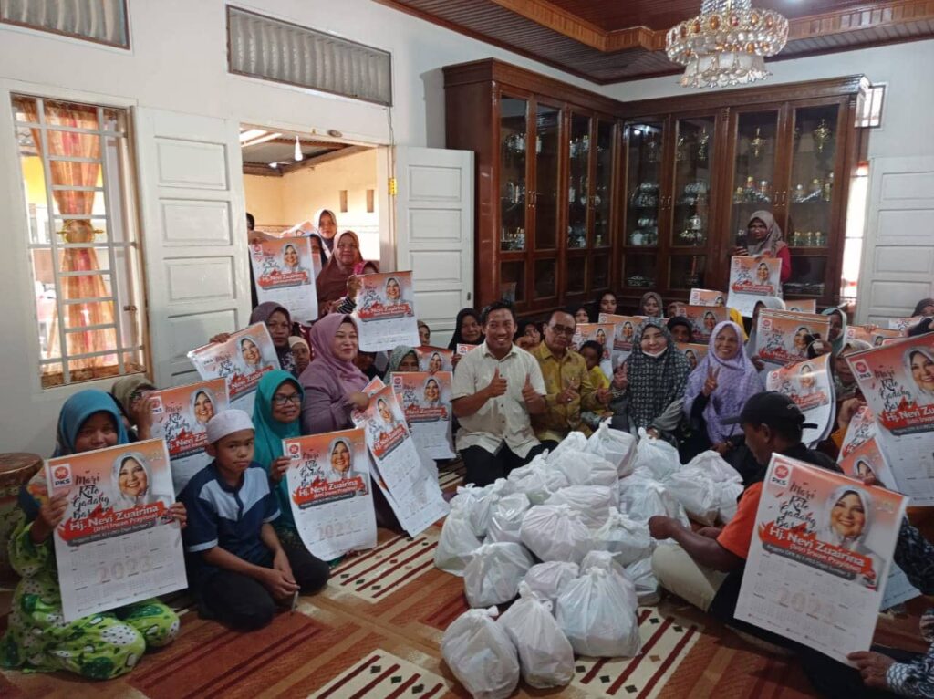 Di Penghujung Tahun 2022, Hj. Nevi Zuairina Bagikan Paket Sembako Untuk Masyarakat yang Membutuhkan
