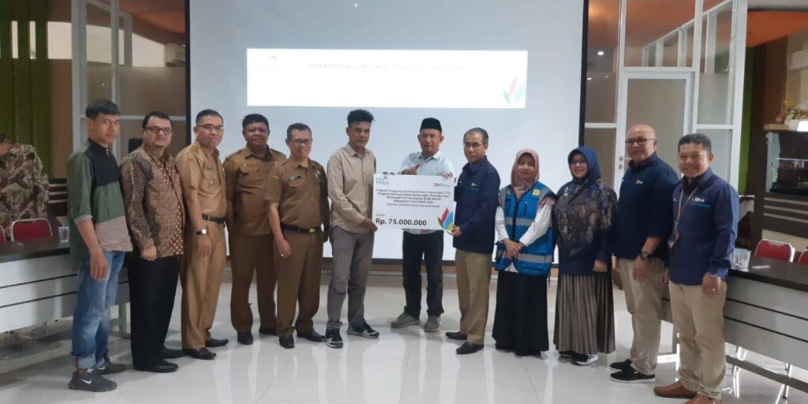 Kelompok Tani dan Masjid Mendapat Bantuan TJSL Atas Aspirasi Hj. Nevi Zuairina