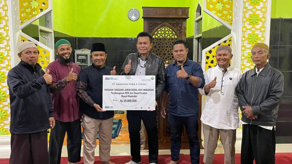 Nevi Zuairina Serahkan Simbolis TJSL Untuk Keltan Saiyo Sepakat Baso, Masjid Takbir Bela Negara dan Masjid Mujahidin