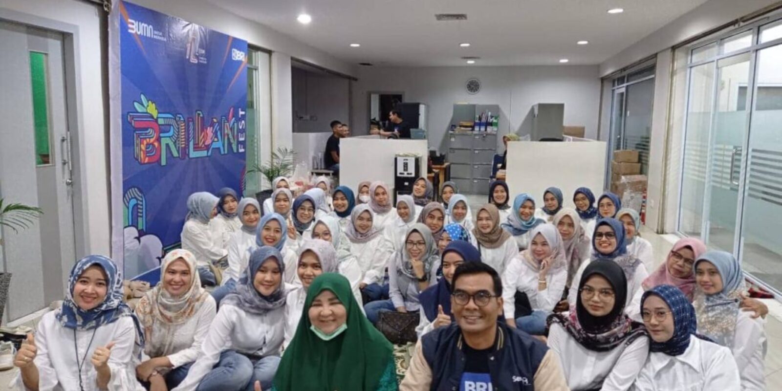 Nevi Zuairina Serahkan Simbolis TJSL Untuk Keltan Saiyo Sepakat Baso, Masjid Takbir Bela Negara dan Masjid Mujahidin