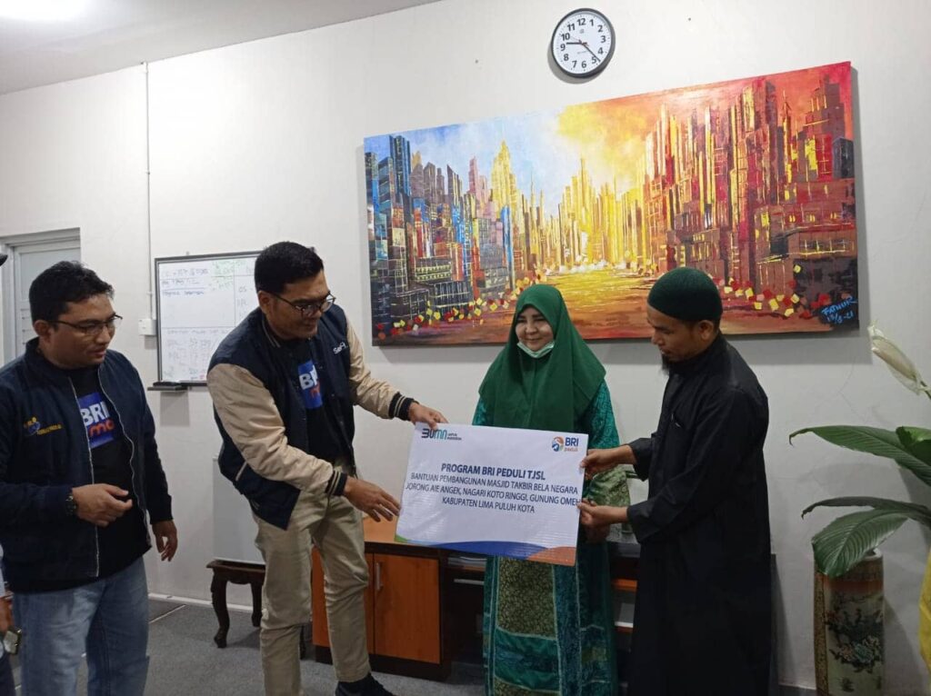 Nevi Zuairina Serahkan Simbolis TJSL Untuk Keltan Saiyo Sepakat Baso, Masjid Takbir Bela Negara dan Masjid Mujahidin