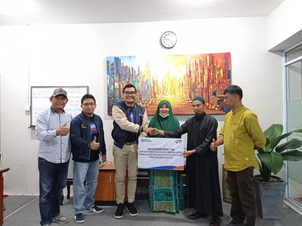 Nevi Zuairina Serahkan Simbolis TJSL Untuk Keltan Saiyo Sepakat Baso, Masjid Takbir Bela Negara dan Masjid Mujahidin