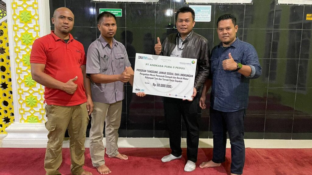 Nevi Zuairina Serahkan Simbolis TJSL Untuk Keltan Saiyo Sepakat Baso, Masjid Takbir Bela Negara dan Masjid Mujahidin