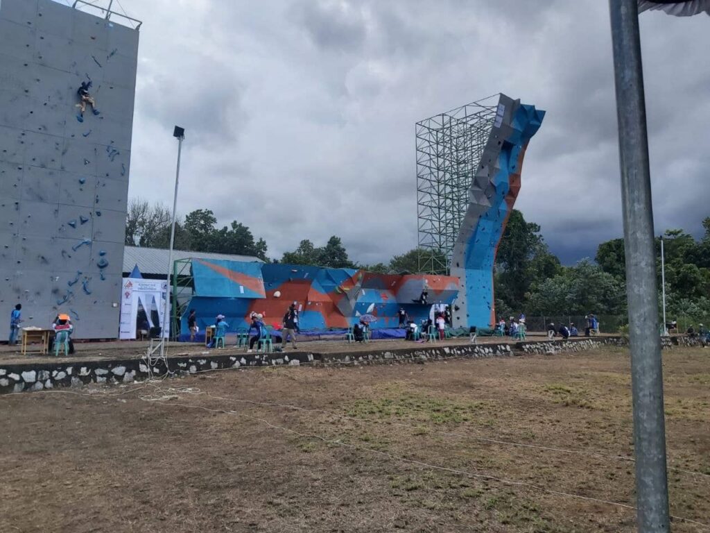 Utus Atlet Panjat Tebing Sumbar Ke Kejurnas di Babel, Hj. Nevi Zuairina Sampaikan Apresiasi Untuk Berprestasi