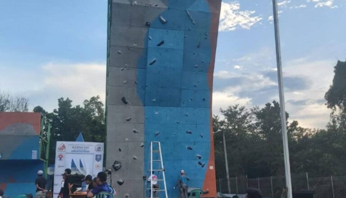 Utus Atlet Panjat Tebing Sumbar Ke Kejurnas di Babel, Hj. Nevi Zuairina Sampaikan Apresiasi Untuk Berprestasi
