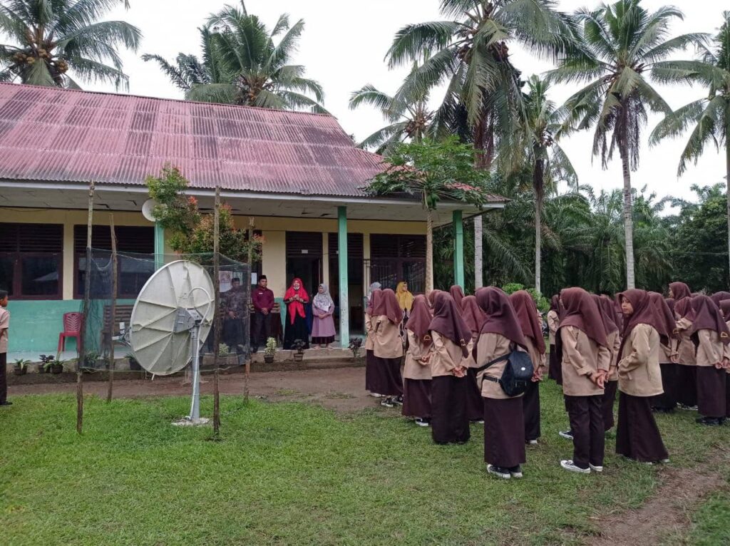 Kehadiran Anggota DPR RI Nevi Zuairina Membawa Angin Segar Bagi Madrasah Tigo Nagari Karena Membawa Bantuan Sarpras