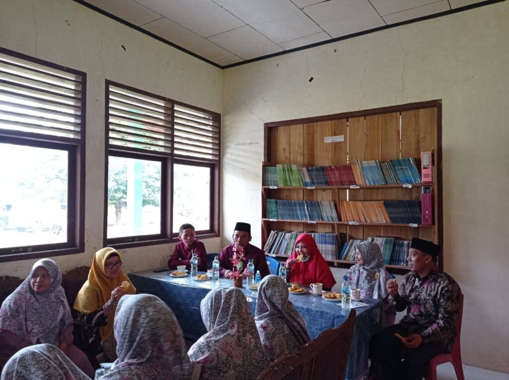 Kehadiran Anggota DPR RI Nevi Zuairina Membawa Angin Segar Bagi Madrasah Tigo Nagari Karena Membawa Bantuan Sarpras