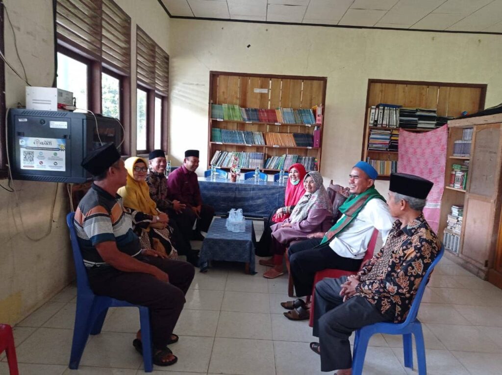 Kehadiran Anggota DPR RI Nevi Zuairina Membawa Angin Segar Bagi Madrasah Tigo Nagari Karena Membawa Bantuan Sarpras