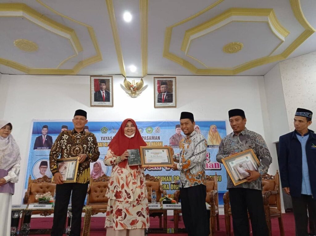 Seminar Parenting di Pasaman, Nevi Zuairina Sampaikan Trik Orang Tua dalam Pengendalian Gadget Anak