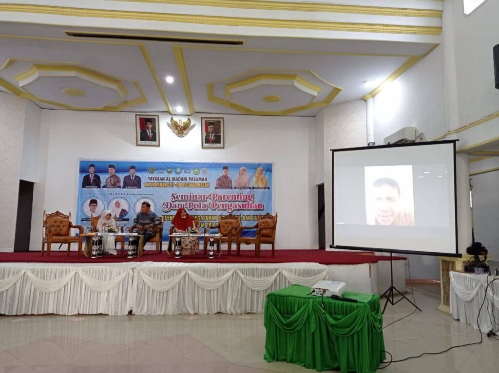 Seminar Parenting di Pasaman, Nevi Zuairina Sampaikan Trik Orang Tua dalam Pengendalian Gadget Anak