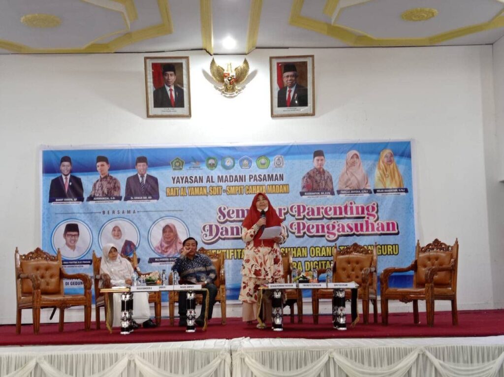 Seminar Parenting di Pasaman, Nevi Zuairina Sampaikan Trik Orang Tua dalam Pengendalian Gadget Anak