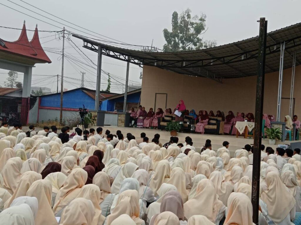 Merayakan Isra’ Mi’raj Di SMK 1 Kota Payakumbuh, Hj. Nevi Zuairina Sampaikan Oleh-Oleh Terindah yang Dibawa Nabi