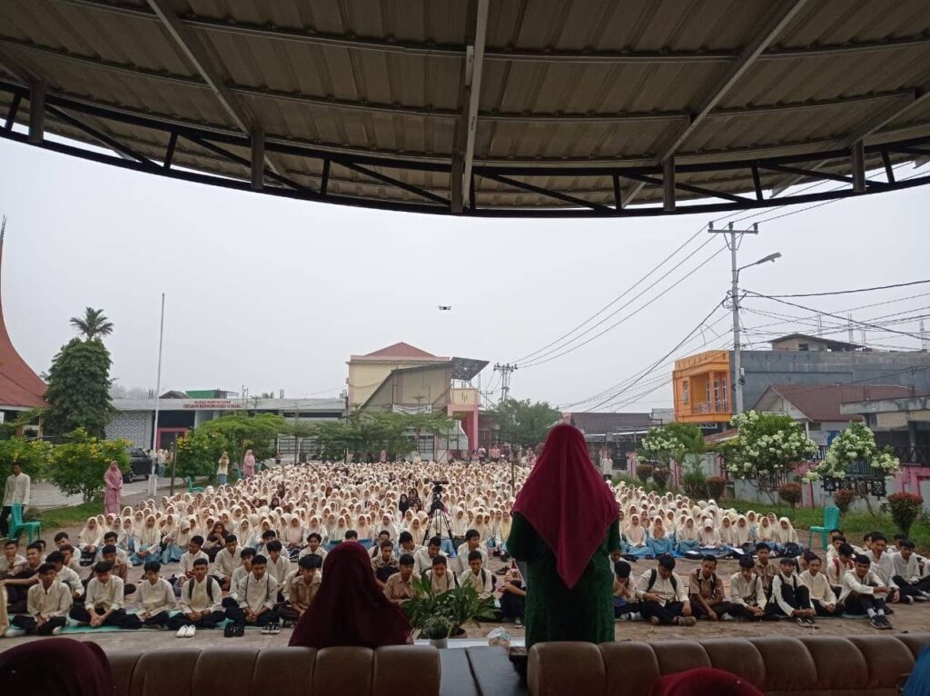 Merayakan Isra’ Mi’raj Di SMK 1 Kota Payakumbuh, Hj. Nevi Zuairina Sampaikan Oleh-Oleh Terindah yang Dibawa Nabi