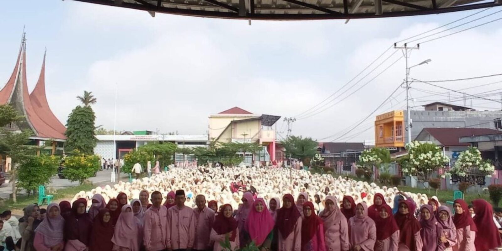 Merayakan Isra’ Mi’raj Di SMK 1 Kota Payakumbuh, Hj. Nevi Zuairina Sampaikan Oleh-Oleh Terindah yang Dibawa Nabi