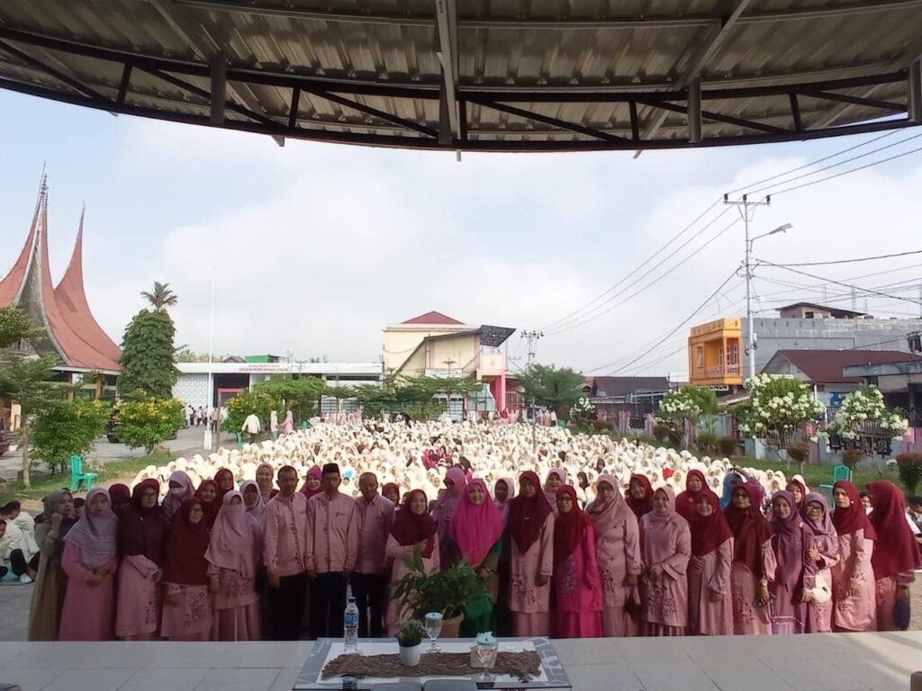 Merayakan Isra’ Mi’raj Di SMK 1 Kota Payakumbuh, Hj. Nevi Zuairina Sampaikan Oleh-Oleh Terindah yang Dibawa Nabi