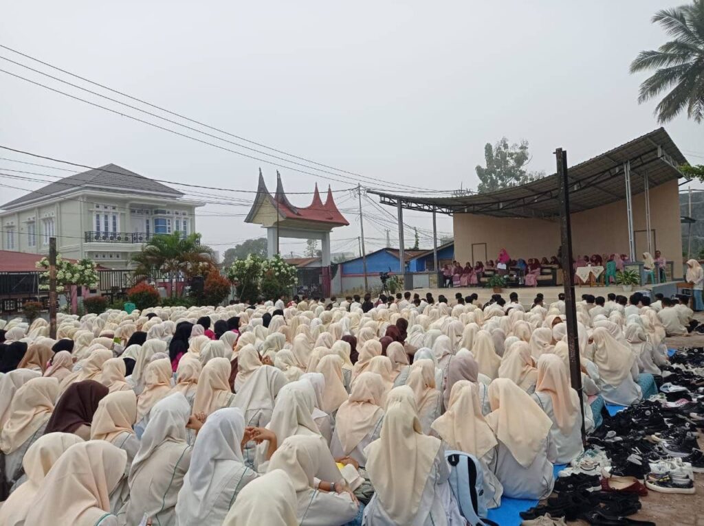 Merayakan Isra’ Mi’raj Di SMK 1 Kota Payakumbuh, Hj. Nevi Zuairina Sampaikan Oleh-Oleh Terindah yang Dibawa Nabi