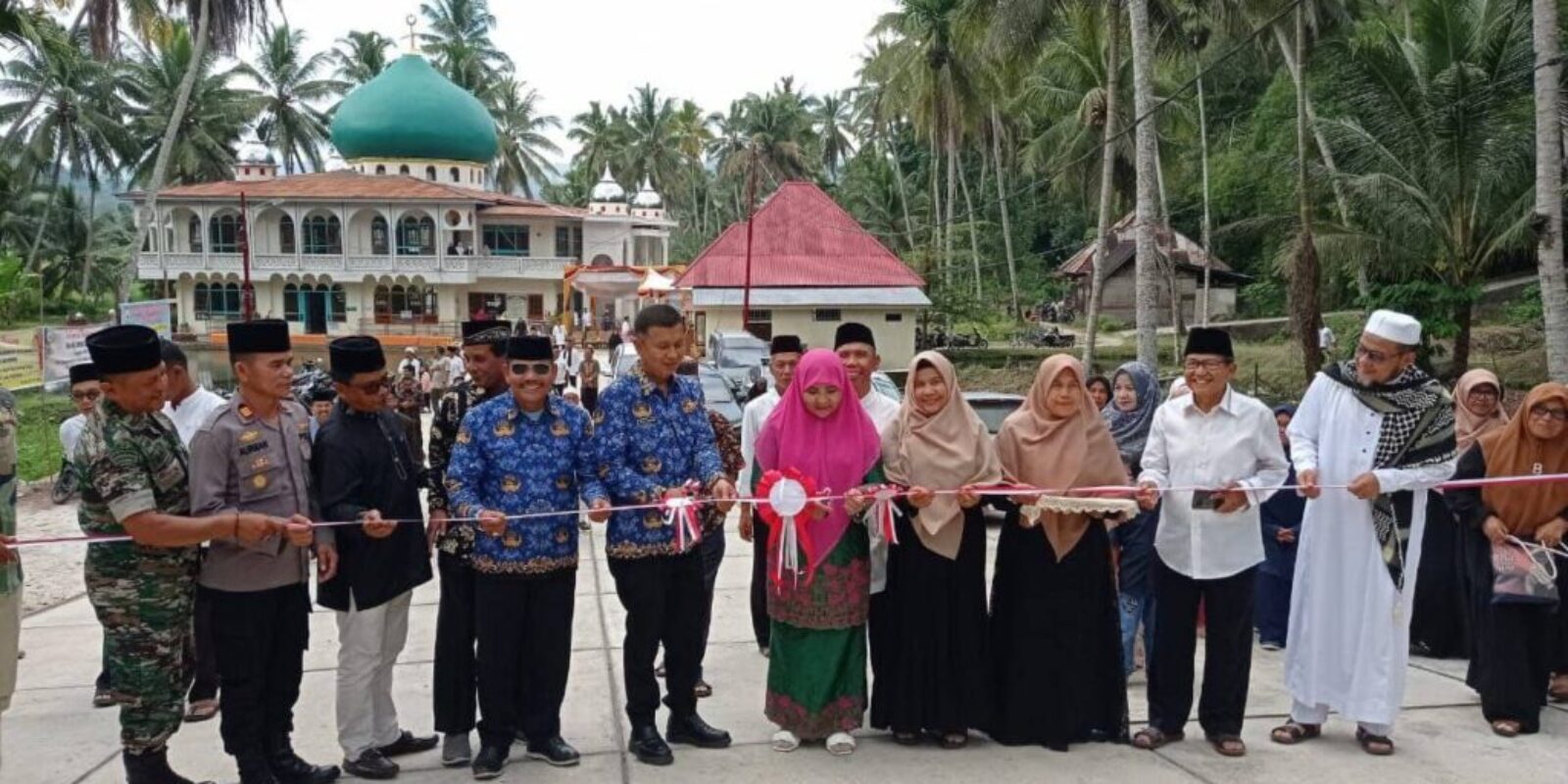 Gunting Pita Peresmian Jalan Masjid Raya Padang Japang Guguak, Nevi Zuairina Sampaikan Peningkatan Ilmu Pengetahuan Berbasis Agama