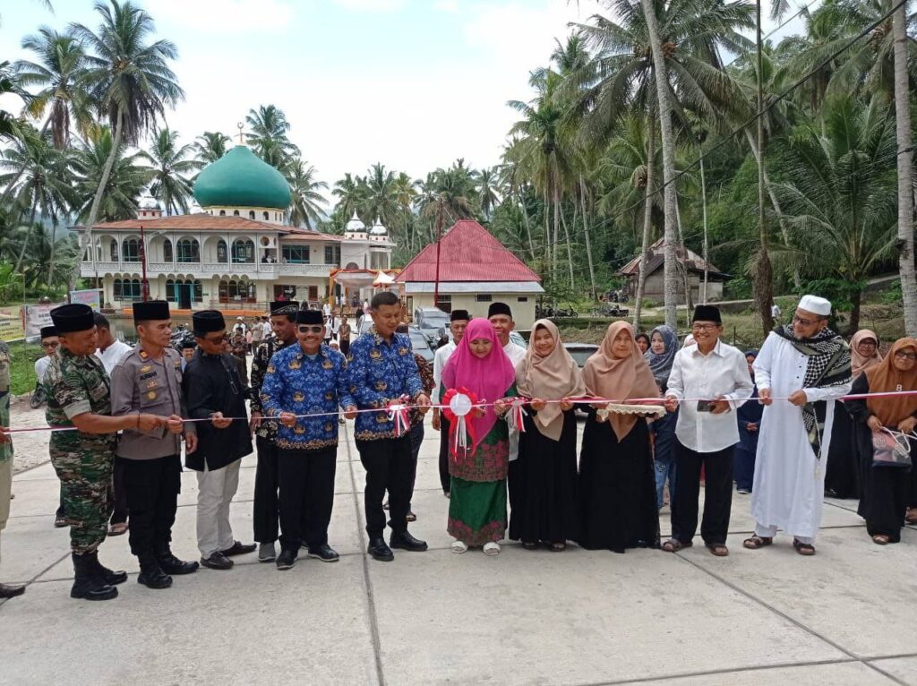 Gunting Pita Peresmian Jalan Masjid Raya Padang Japang Guguak, Nevi Zuairina Sampaikan Peningkatan Ilmu Pengetahuan Berbasis Agama