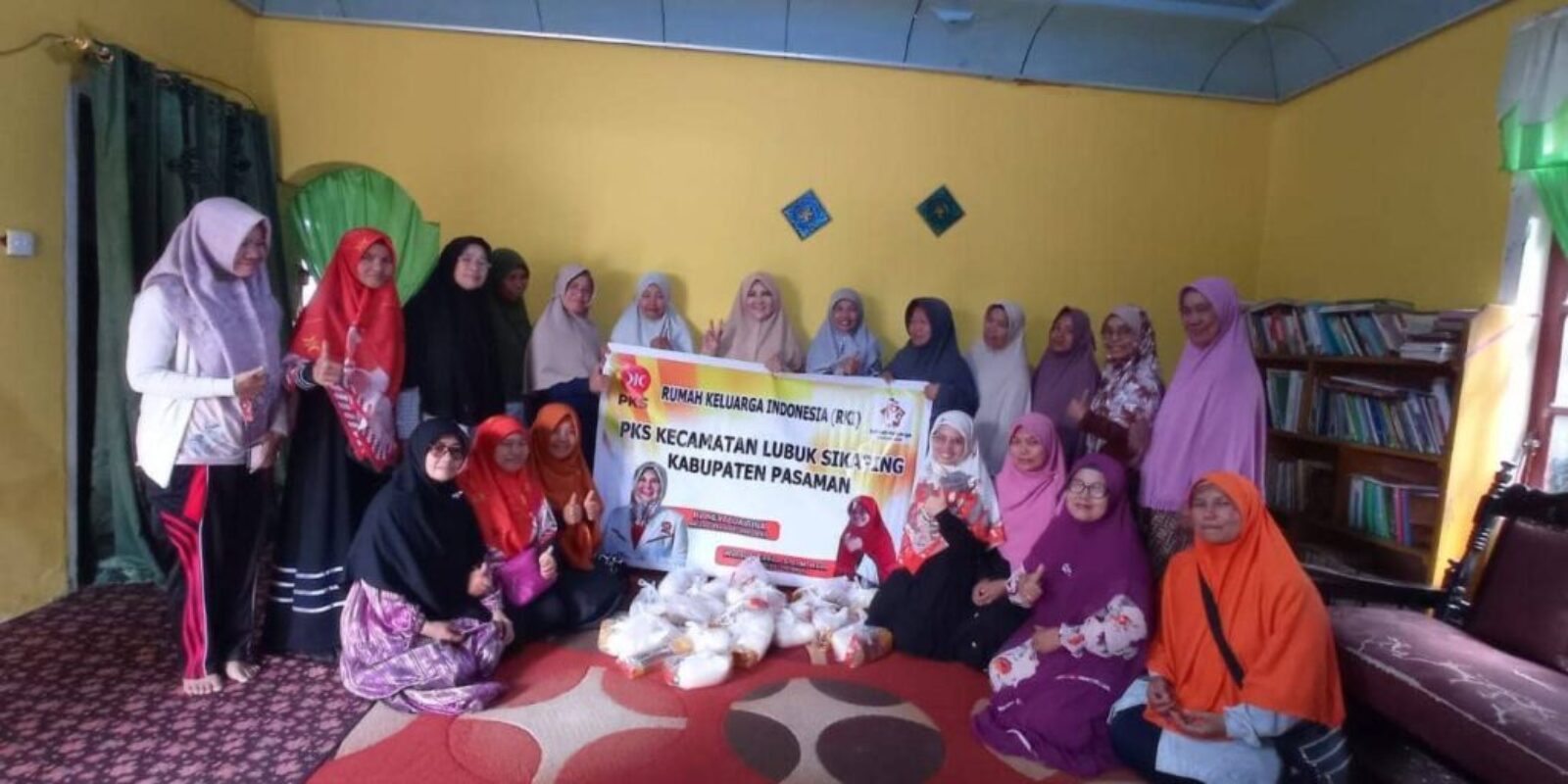 Hj. Nevi Zuairina Kerjasama Dengan RKI Pasaman Berbagi Sembako
